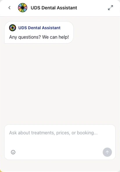 The UDS Dental Assistant chatbot welcome screen, with a field for questions about treatments, prices and bookings.